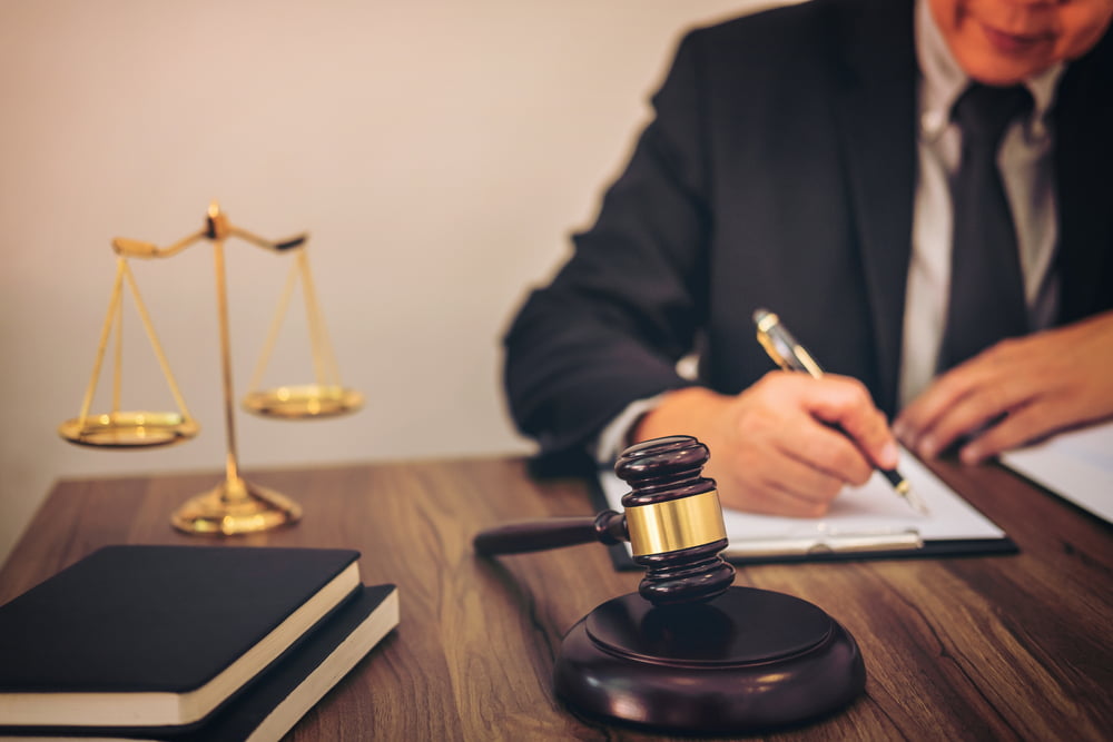 How to Choose a Commercial Solicitor for Contract Review
