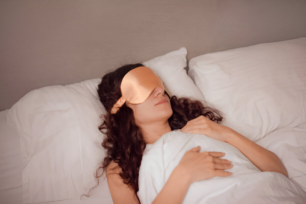 benefits of using a silk eye mask to block out light for bet