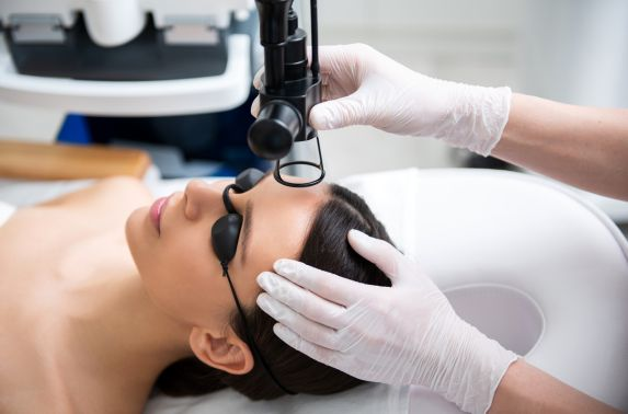 Why Dubai’s Best Clinic Recommend Fractional CO2 Laser for Skin Care