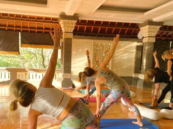 Yoga Retreats vs. Traditional Yoga Classes: Difference